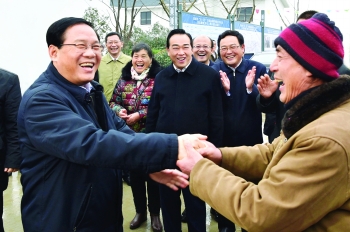 2月3日，春節(jié)后上班第一天，省委書(shū)記李強(qiáng)來(lái)我市基層走訪調(diào)研，看望鹽城“6.23”特大龍卷風(fēng)冰雹災(zāi)害受災(zāi)群眾。.jpg