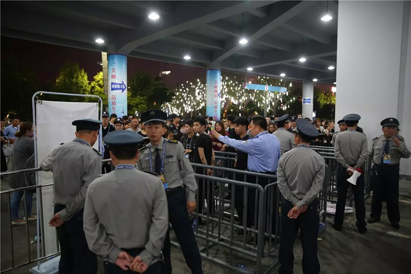 圖為保安隊(duì)員們快速反應(yīng)，處置突發(fā)事件。.png