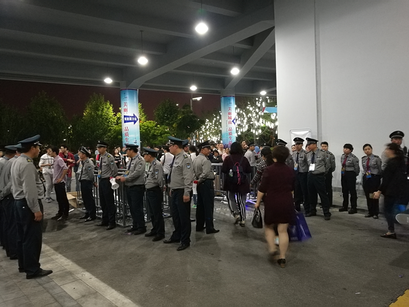 圖為保安隊(duì)員們在疏導(dǎo)觀眾散場。.png